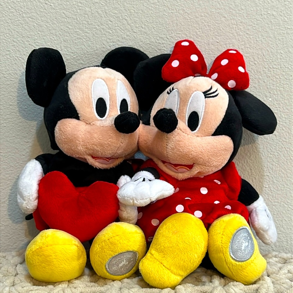 Disneyland Hong Kong Mickey and Minnie Mouse in Love Plush set
